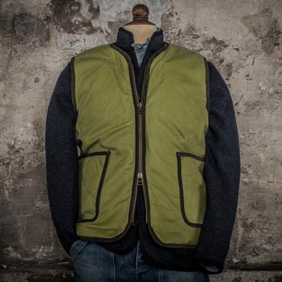 LE GILET "DISCIPLINE" OLIVE